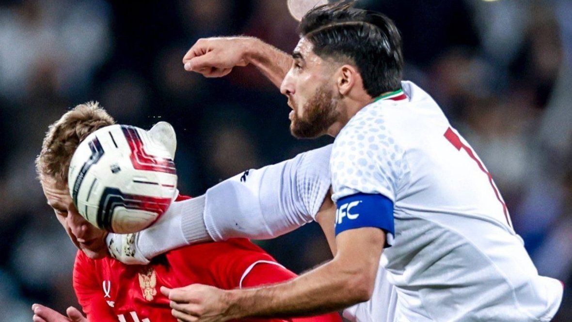 Тот самый момент удара ногой от иранского футболиста