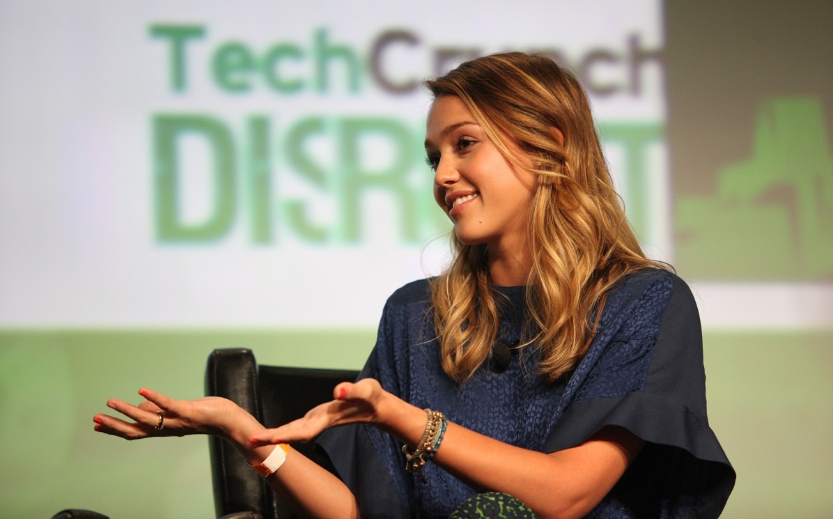 Фото Джессики Альбы на конференции для инвесторов, 2025 год. Сейчас Джессика Альба активно инвестирует в технологические стартапы, , возглавляемые женщинами.