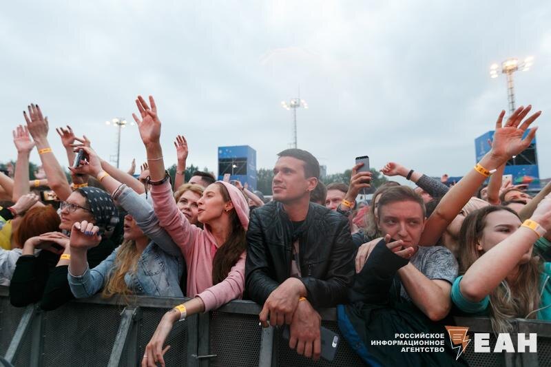    Люди на уличном концерте