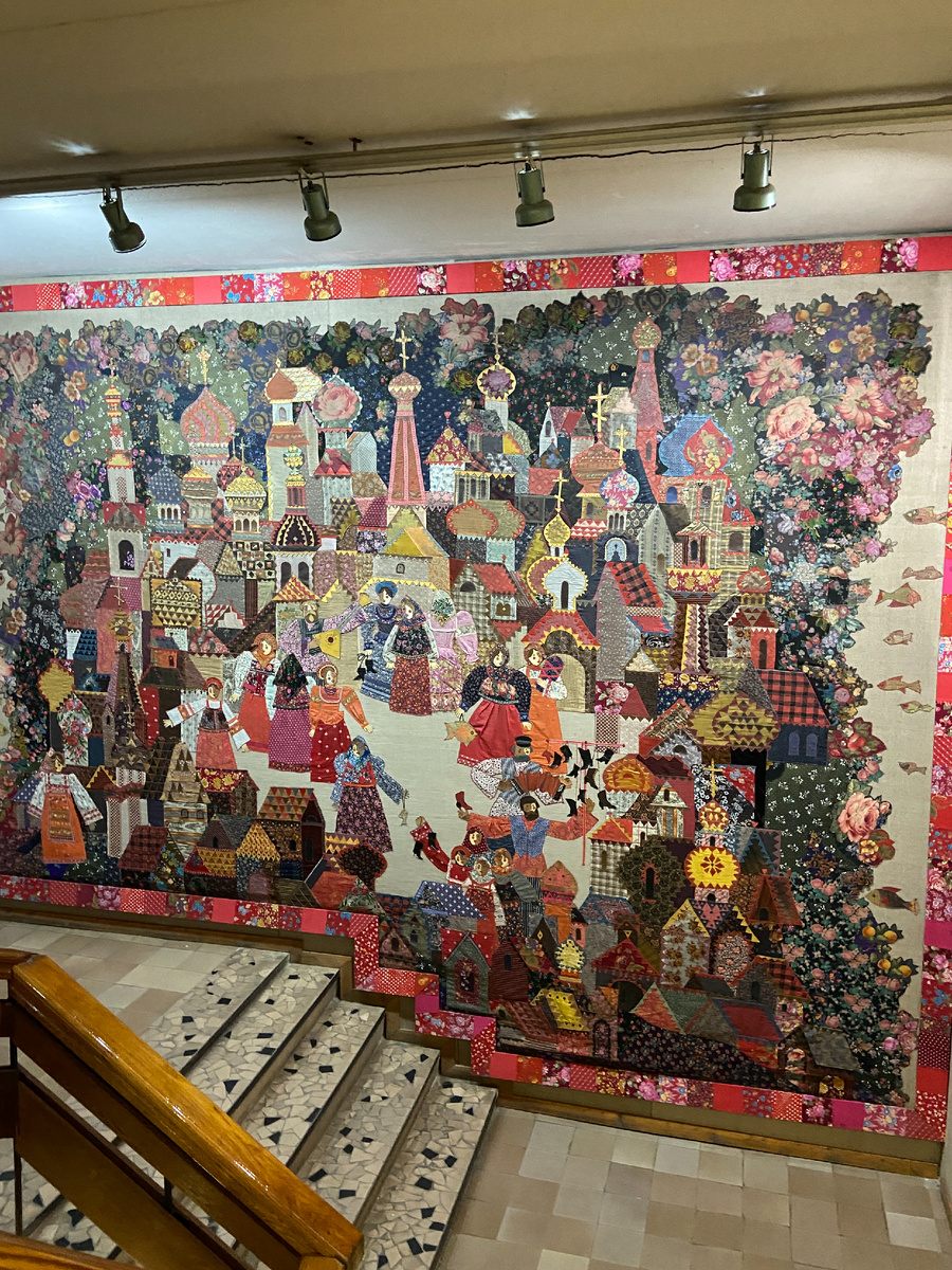 нас встретила огромная комплзиция пэчворк во всю стену