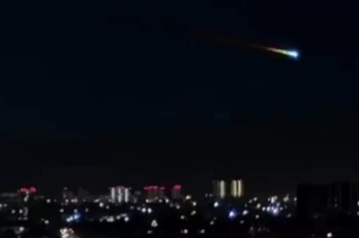    Метеорит пролетел яркой вспышкой.