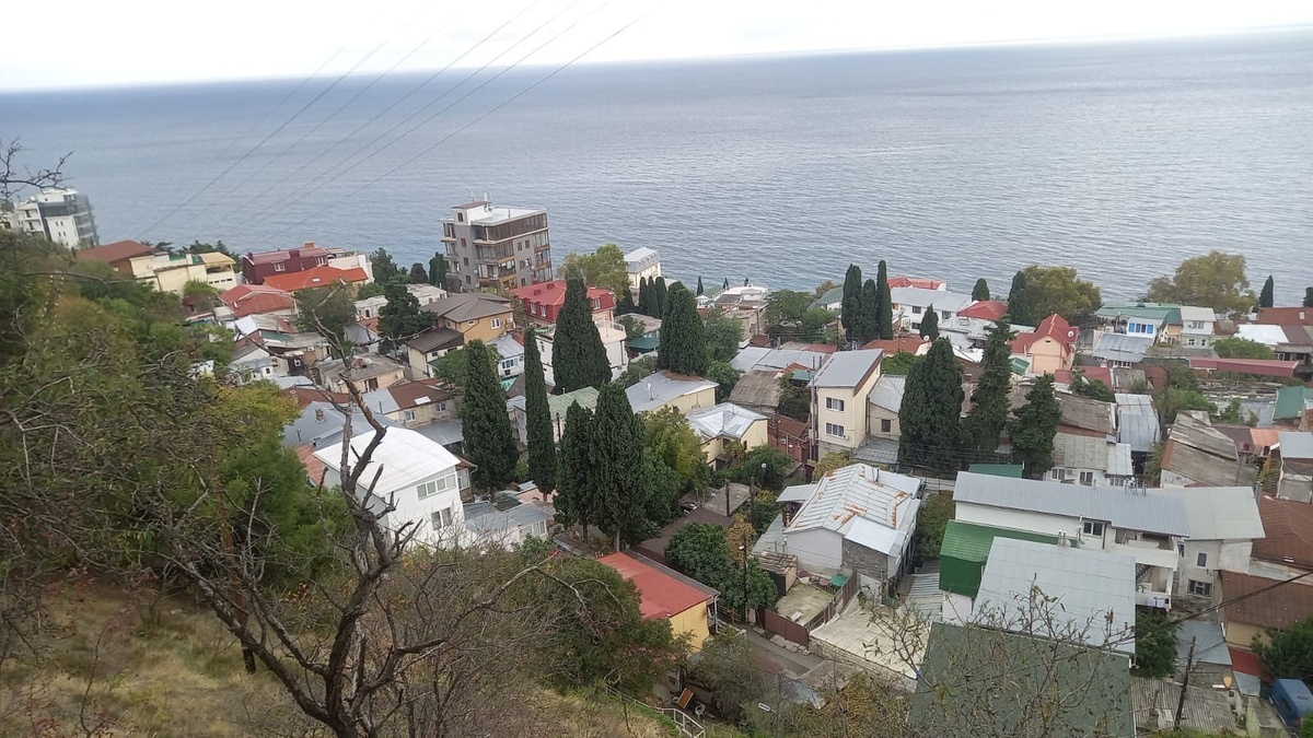 Панорамный вид с Поликуровского холма, Ялта, октябрь 2025.