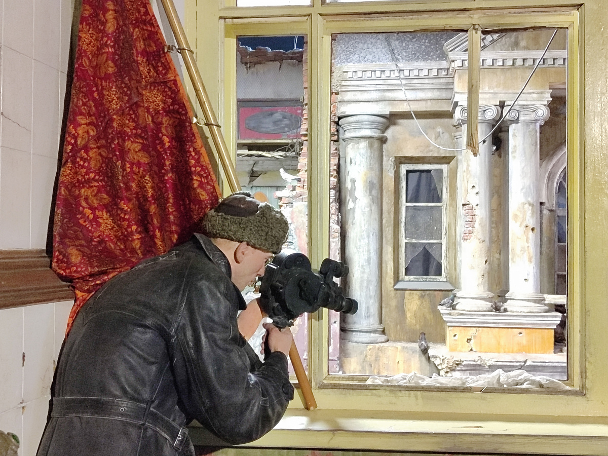 Выставка «Пропавшие в кинохронике», посвящённая подвигу кинооператоров киностудии в годы Великой Отечественной войны, работает в одном из павильонов «Ленфильма».