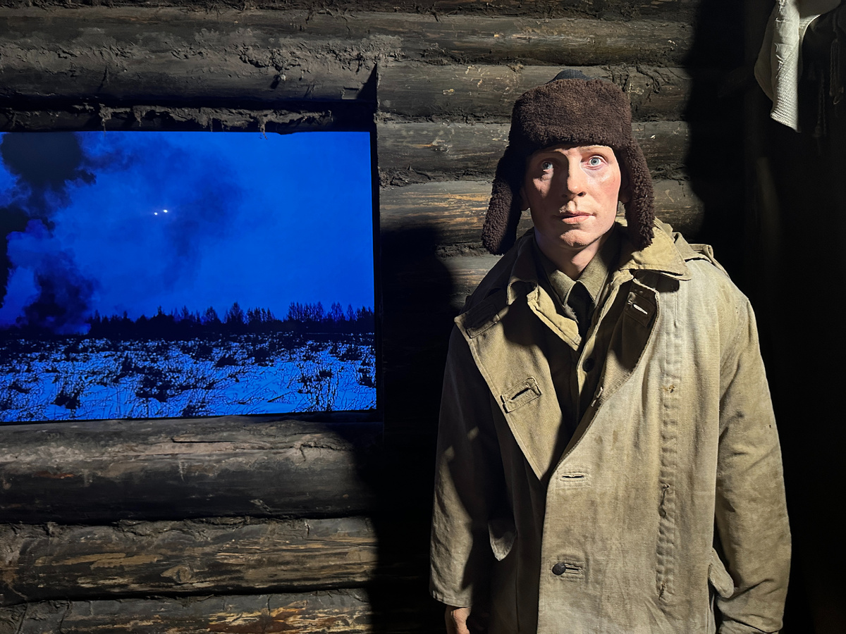 Прототипом киномеханика на выставке стал Парфир Гребенщиков.