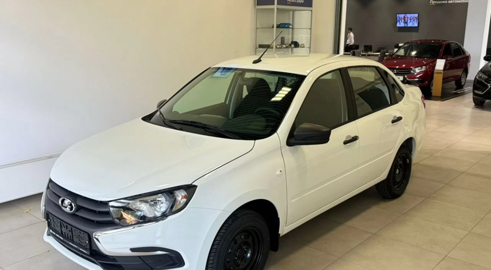 Пришли в салон Лада за базовой Грантой для деда. Менеджер по телефону сказал, что автомобиль в наличие, но по итогу нам его не продали