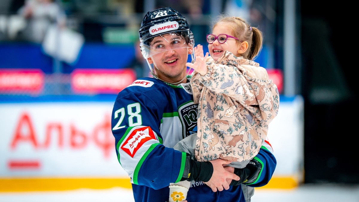    Хоккеисты «Югры» вышли на лёд со своими детьми