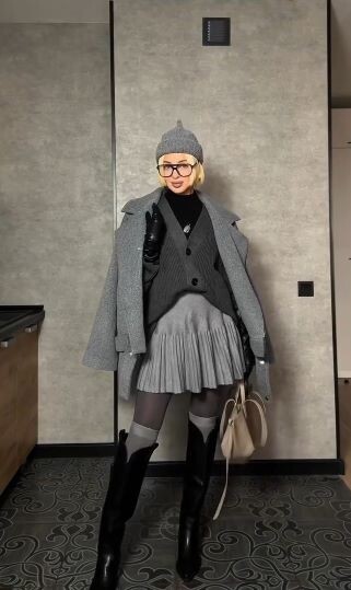 Элегантный образ в различных оттенках серого цвета. И как гармонично здесь смотрится головной убор. Он почти как восклицательный знак в образе, призывающий оглянуться и ещё раз посмотреть на эту красоту.