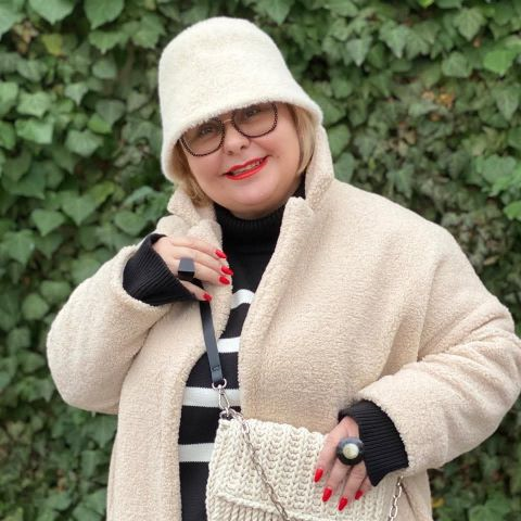 И не думайте, что только молоденькие девочки могут носить интересные головные уборы. Девочки постарше тоже с успехом пользуются этим аксессуаром для завершения образа. Здесь панама помогает создать удивительный по силе воздействия образ, притягивающий взоры окружающих.