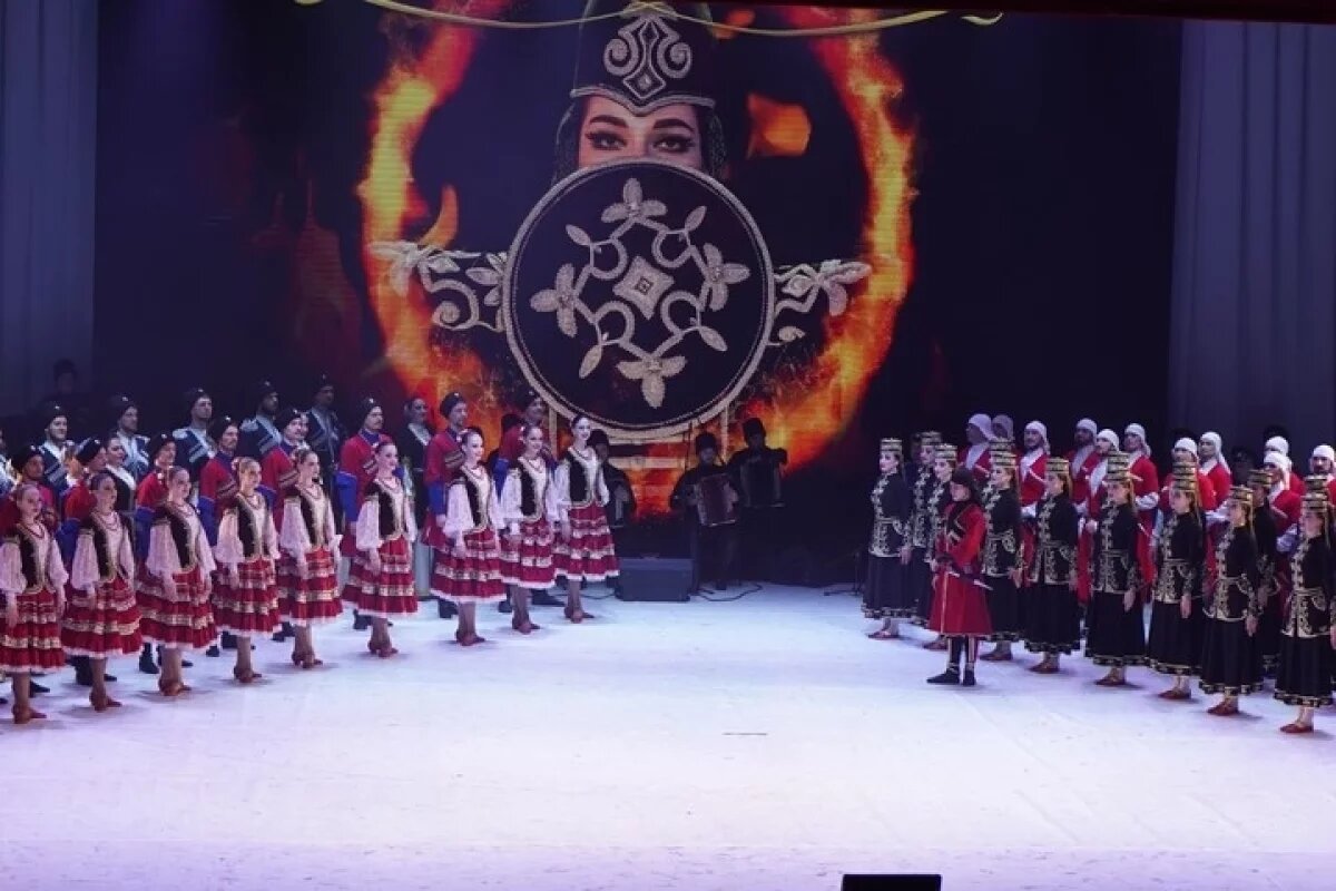    В Майкопе состоялся совместный концерт ансамблей «Нальмэс» и «Ставрополье»