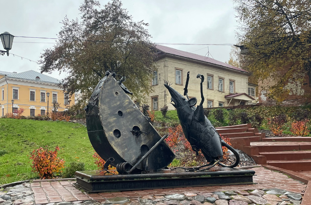 Крыс (возможно мышиный король, судя по наряду), за секунду до попадания в мышеловку! Эту атмосферную скульптурную композицию можно увидеть в мышиной столице России - Мышкине