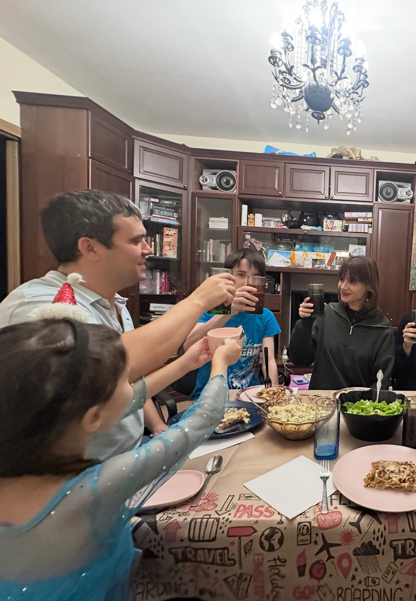 Единственная фотка, где немного видно блюда, которые я приготовила. Жаль, что не додумалась сфоткать их все. 