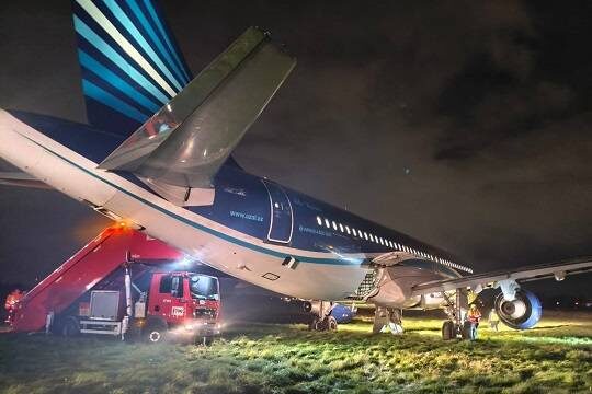    Самолет AZAL четыре часа вырабатывал топливо над Санкт-Петербургом и выкатился за пределы ВВП