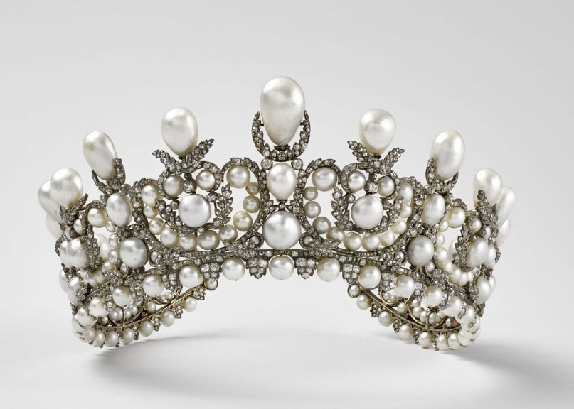 Жемчужная диадема императрицы Евгении, украденная из Лувра 19 октября 2025 года