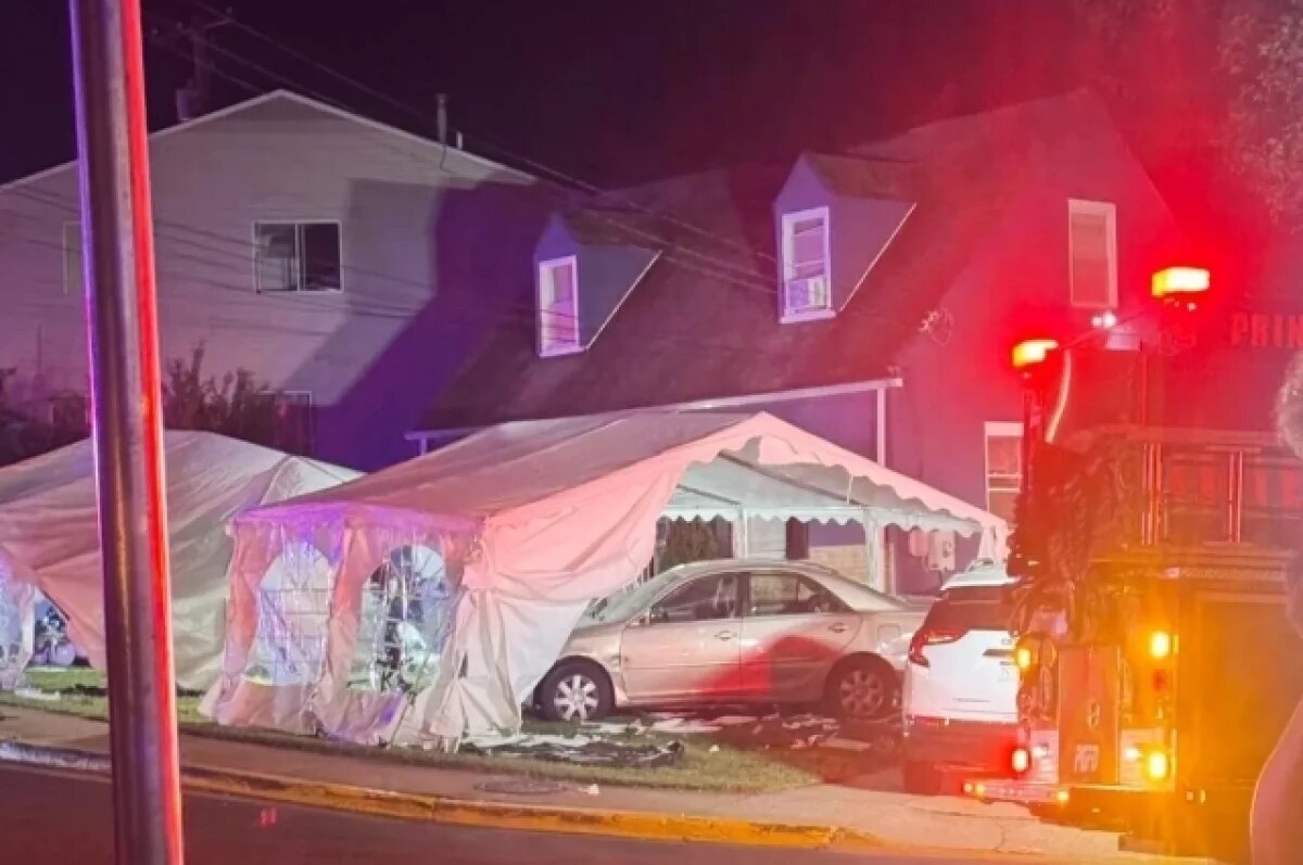    В США автомобиль влетел в шатер, где проходил детский день рождения