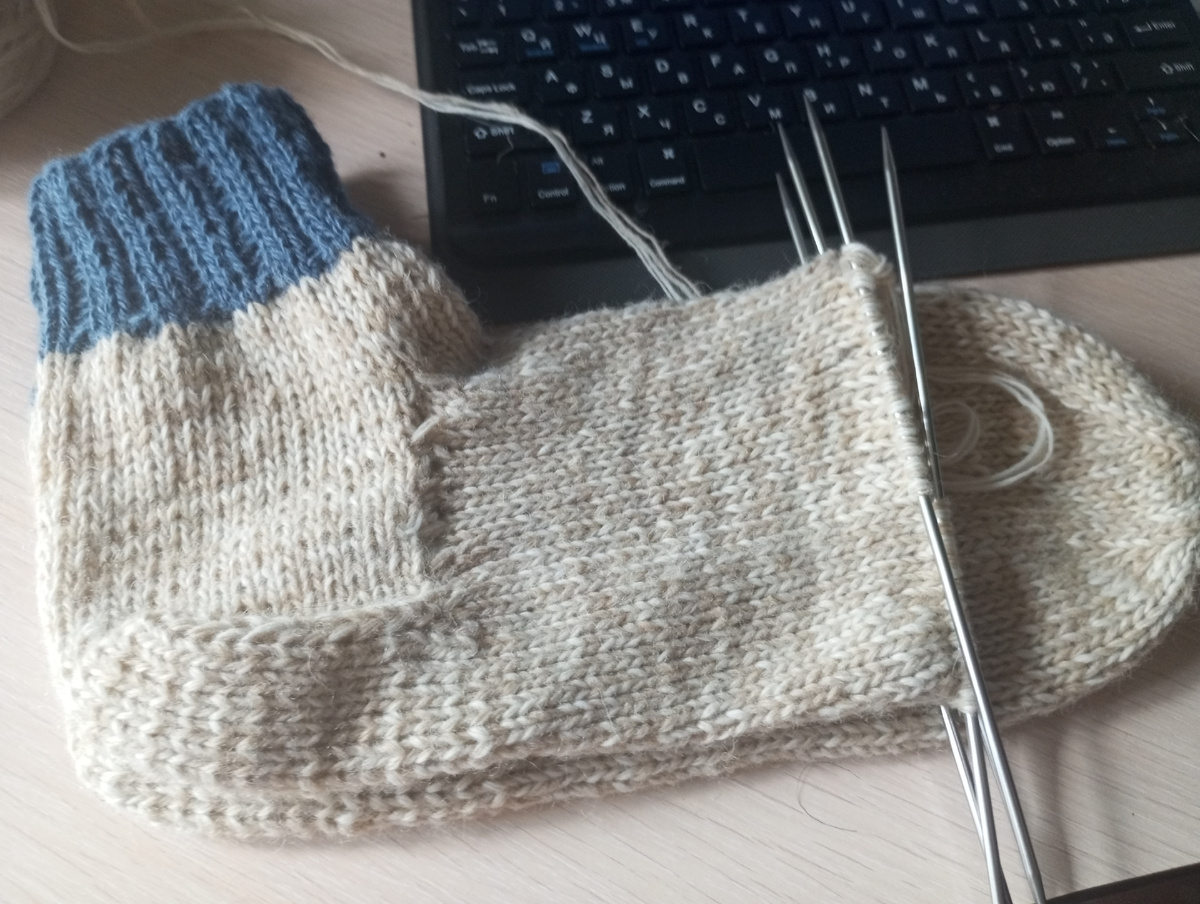 Всем привет мои продвижения по вязанию. Вот и настал понедельник, всех с рабочей неделей хорошего 🍁 дня. У нас солнышко играет выглянуло светило, потом спряталось . красивые краски осени, у нас погода не понятная тёплая. У нас зимой тоже бывает тепло . от дождя одна грязь земля уже не впитывает а дожди опять обещают на всю неделю. Всем крепкого здоровья , счастья любви благополучия.