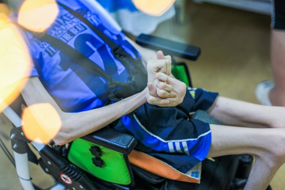    Поддержать родных мальчика важно еще и потому, чтобы они почувствовали, что не одни в этом мире. Фото: проект «Дедморозим».