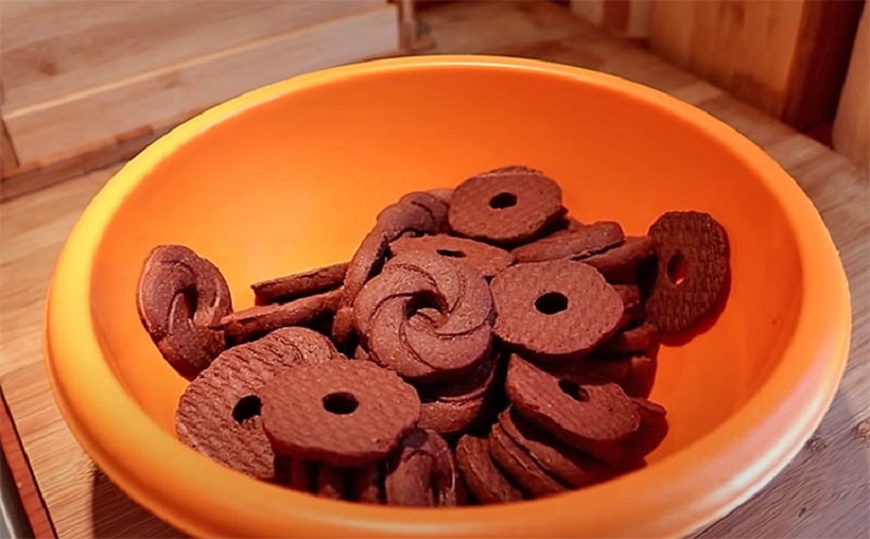 Торт без выпечки из йогурта и шоколадного печенья: отличный десерт за полчаса