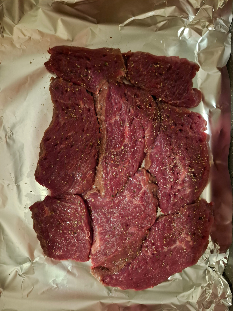 Мясо отбить, посолить, поперчить