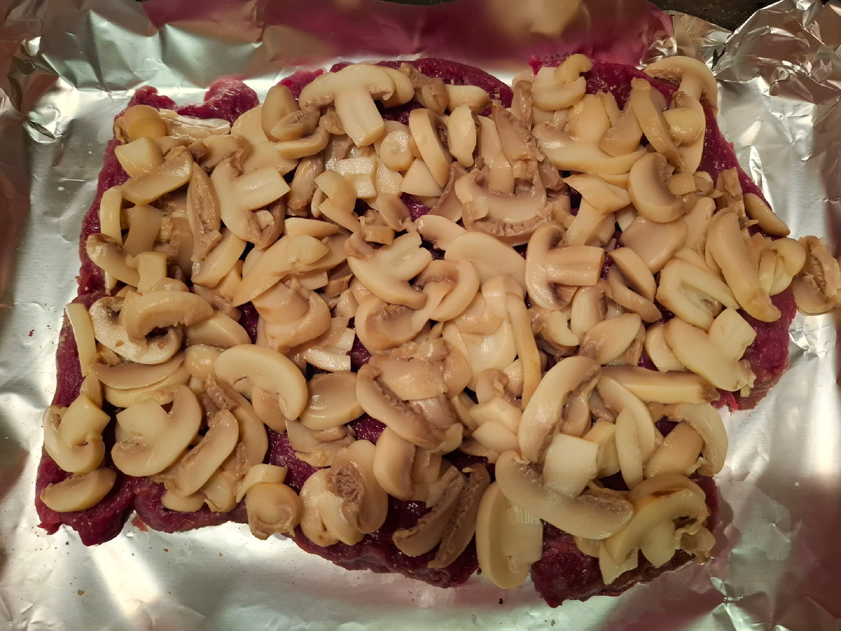 Выложить на отбитое мясо грибы