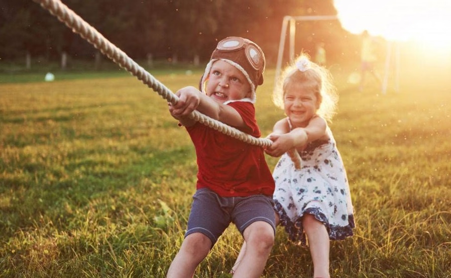 девочка играет с мальчиками