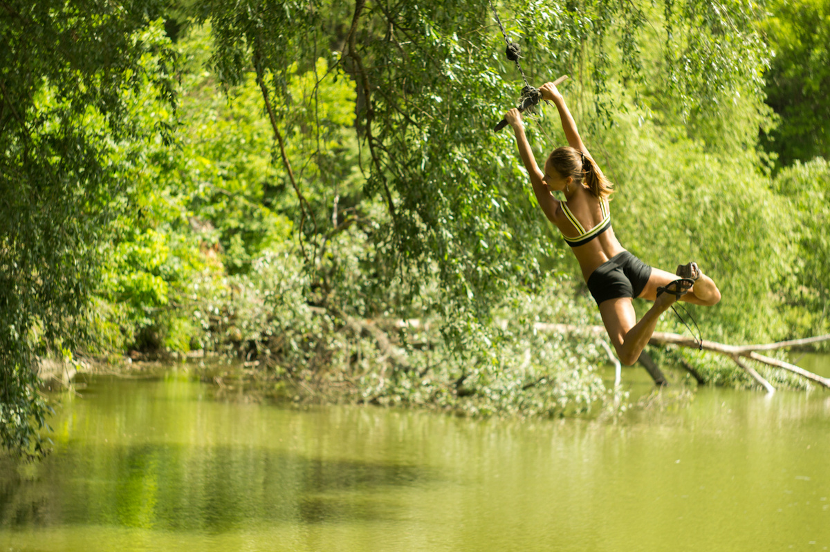 девушка прыгает с тарзанки