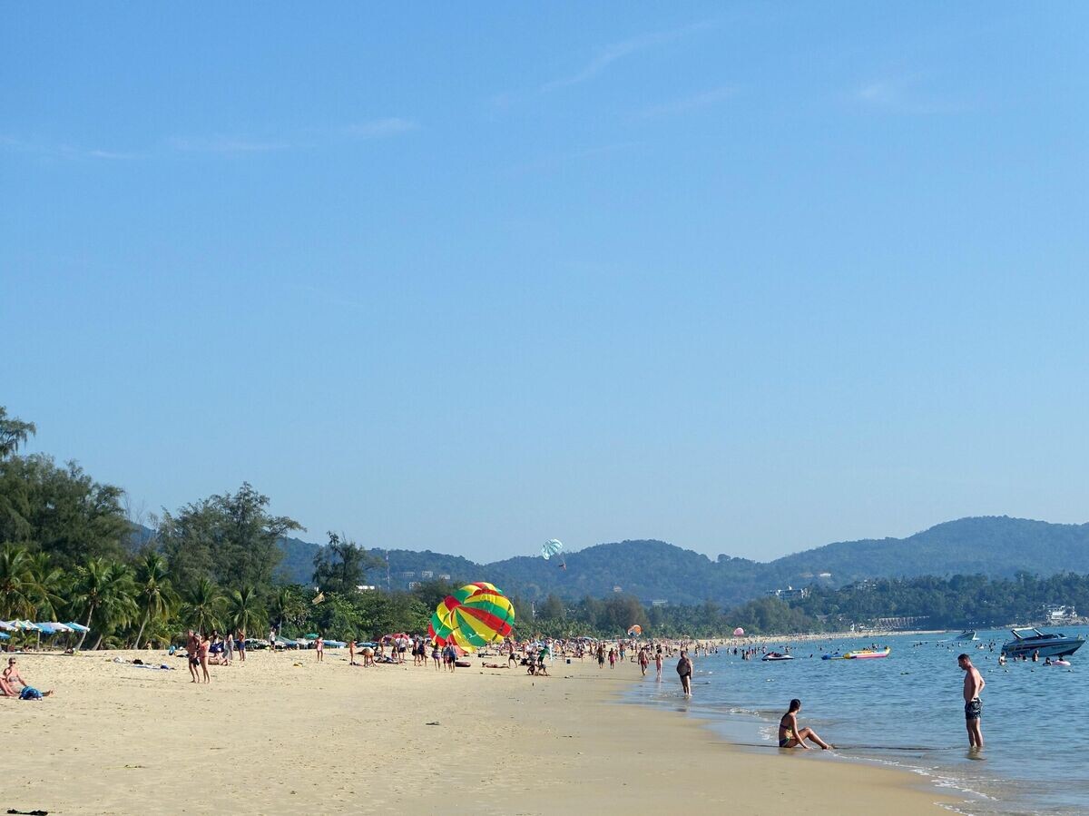    Туристы на пляже Карон в Пхукете, Таиланд© Getty Images / picture alliance / Alexandra Schuler