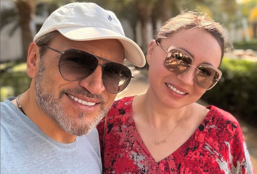 С женой познакомился в время учёбы в вузе, а в 1995 году отвёл её в загс