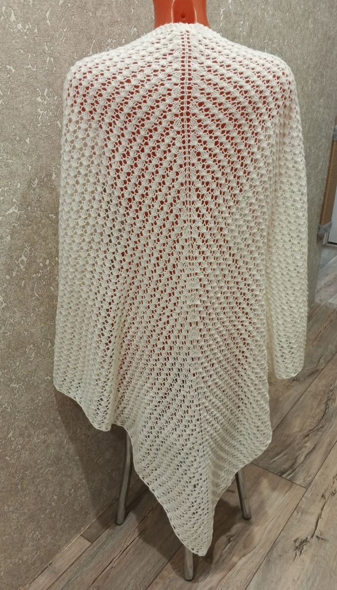 Первая вязалась дольше всех, очень часто распускала, ошибалась в узоре.