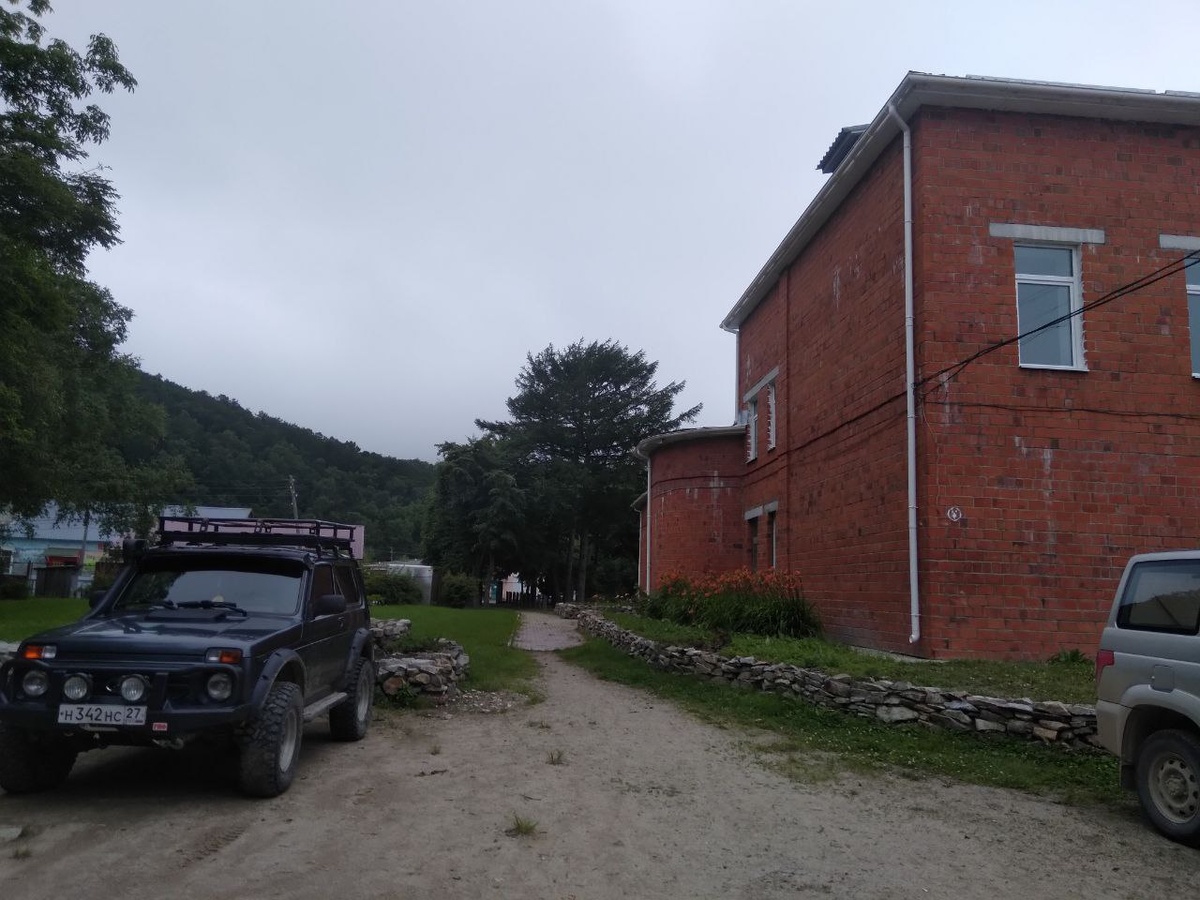 Здание визит-центра: в нём проходит регистрация туристов, работают сотрудники, есть выставочный зал и магазин с сувенирами