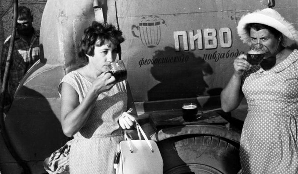 Дамы балуются темным пивком феодосийского пивзавода