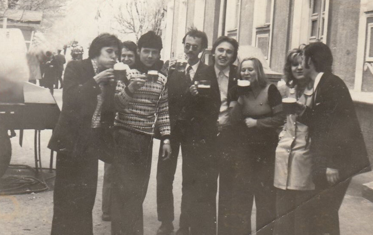 Студенты комсомольцы балуются пенным после занятий в университете