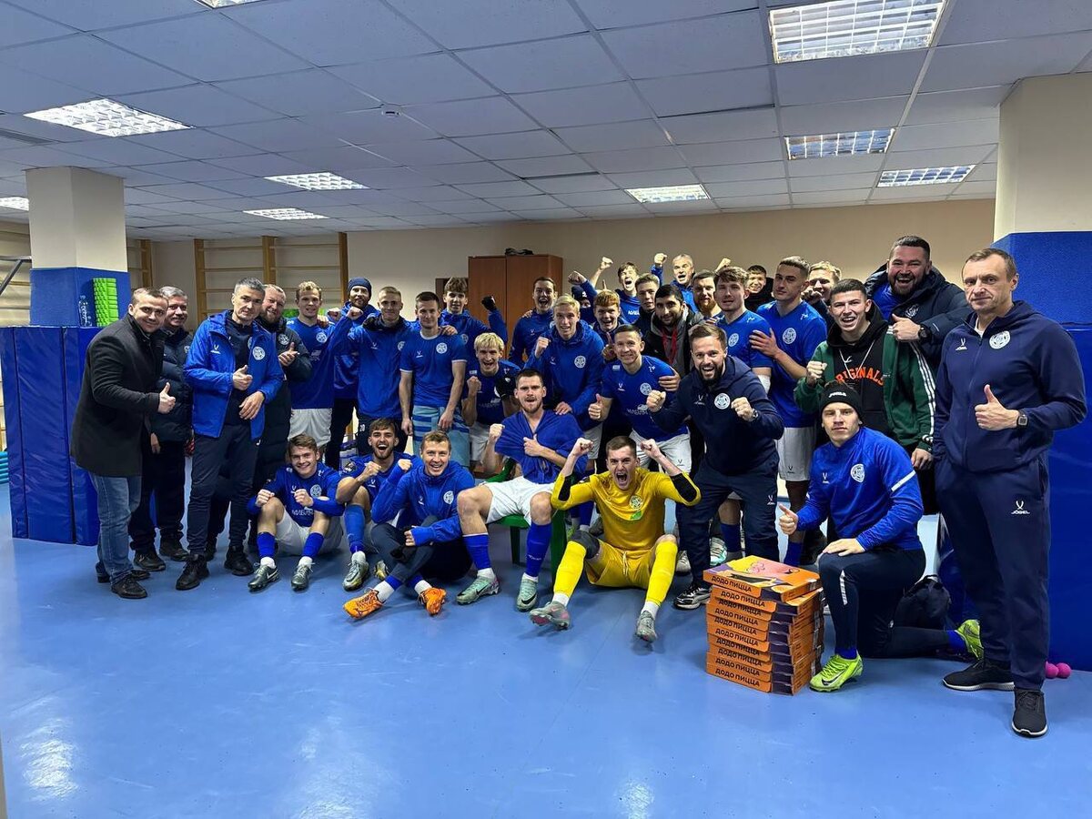    Кировское "Динамо" на домашнем стадионе обыграло "Сибирь" со счетом 2:1