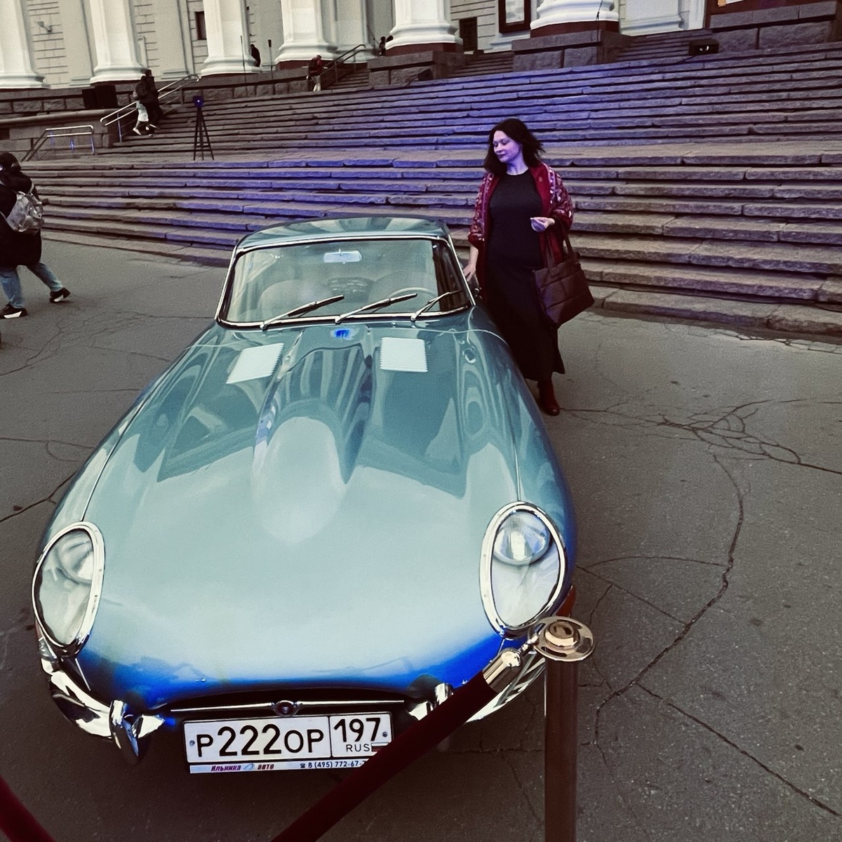 Этот автомобиль изображен на афише спекталя