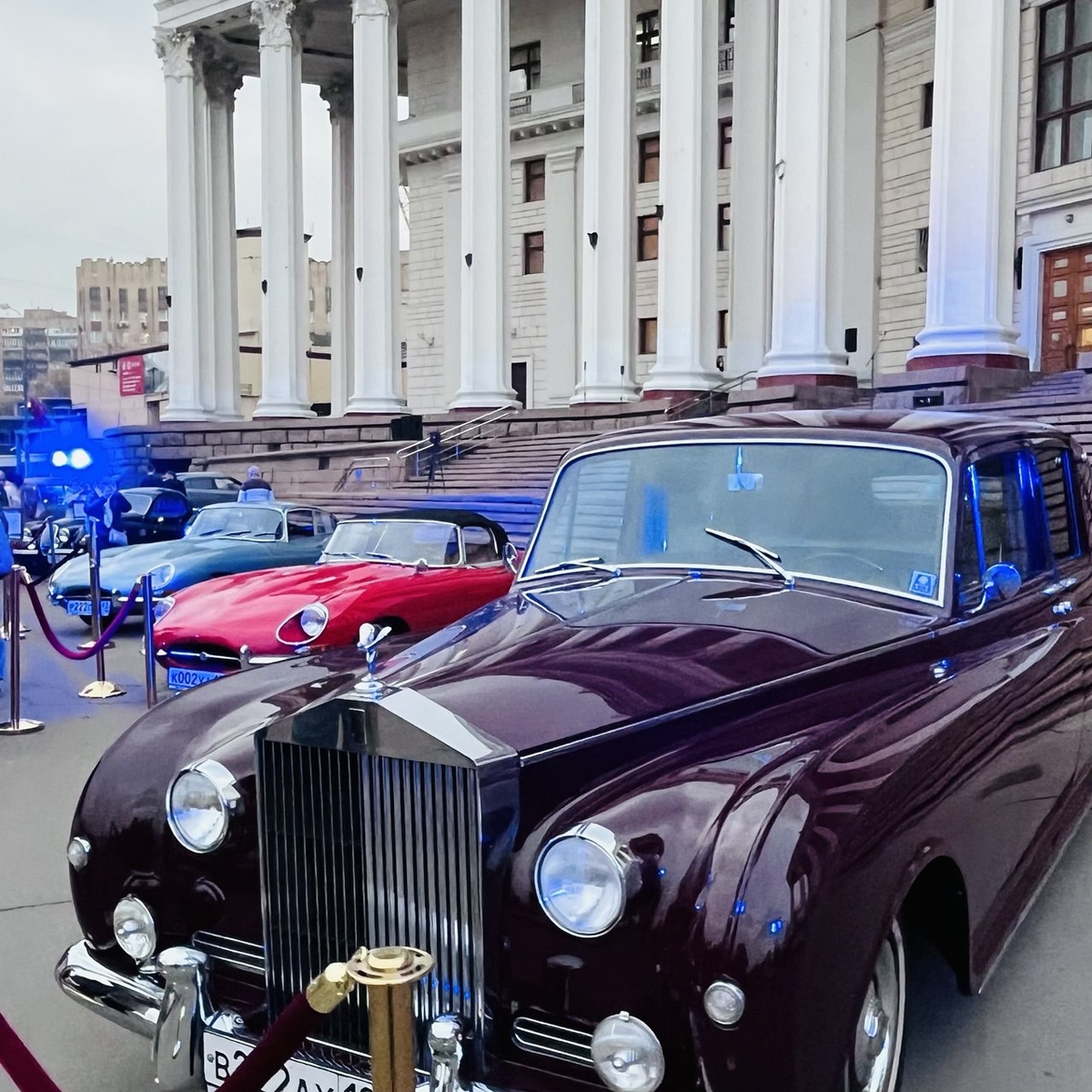 Автомобили, которые были на выставке перед показом спектакля в день первой премьеры