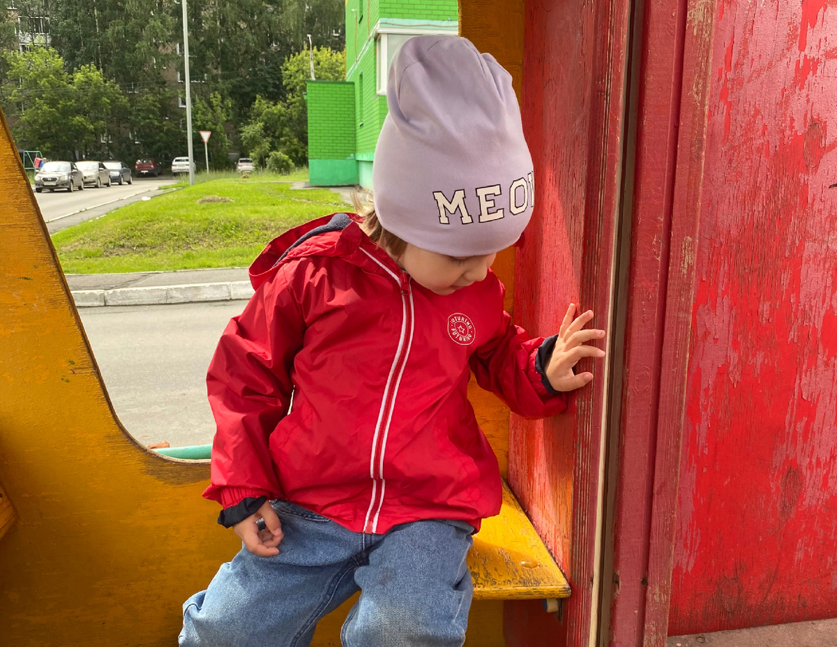 В итоге, человек все лето провел с мамой на площадках, а не в садике)