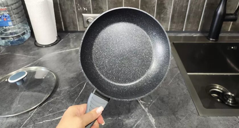    Заливаю 2 пакетика кипятком: сковорода блестит как новая – жир и нагар исчезают без следа