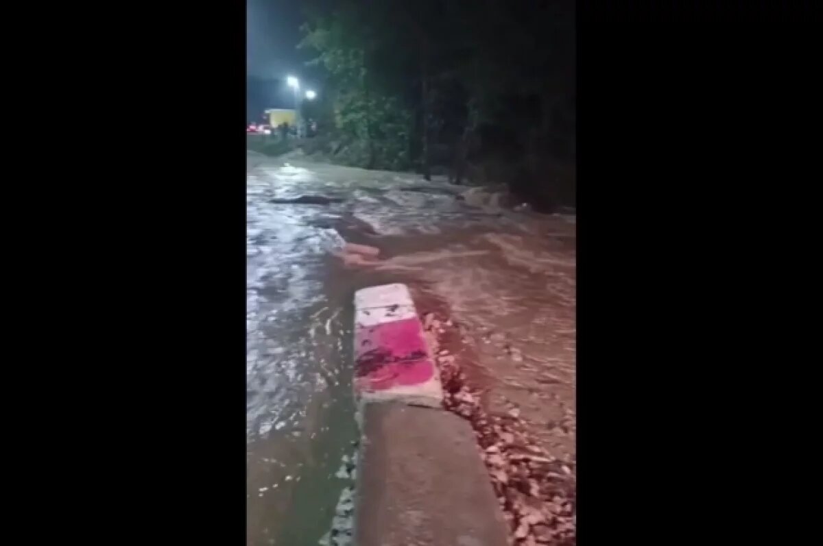    В Молдавановке в Туапсинском районе река размыла временную переправу