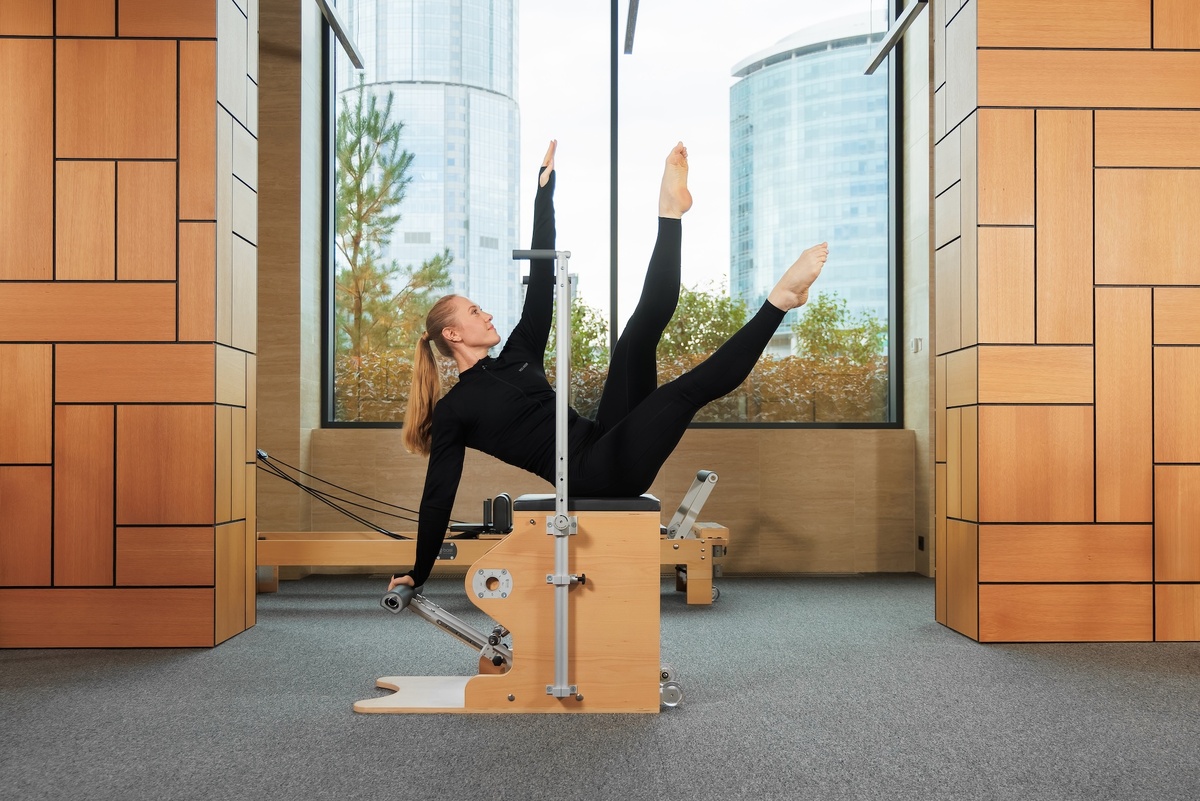 Тренер студии Pilates RCC Юлия Гребенева на «стуле»-трансформере. 