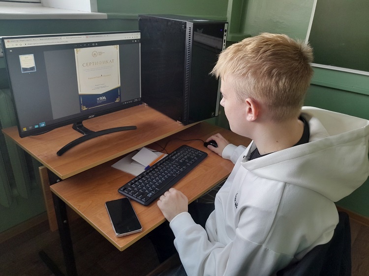 В 2025 году в написании диктанта приняли участие более 100 учащихся школ г. Орла, а также студентов БПОУ ОО «Орловский техникум путей сообщения им. В.А. Лапочкина» и БПОУ ОО «Орловский техникум сферы услуг» в очном режиме. К участникам диктанта с приветственными словами обратились Наталия Варакса, и.о. директора Института экономики и управления, Людмила Попова, президент Орловского регионального отделения Общественной организации «Вольное экономическое общество России», зав. кафедрой экономики, финансов и бухгалтерского учета, Мария Алимова, модератор площадки, доцент кафедры экономики, финансов и бухгалтерского учета.