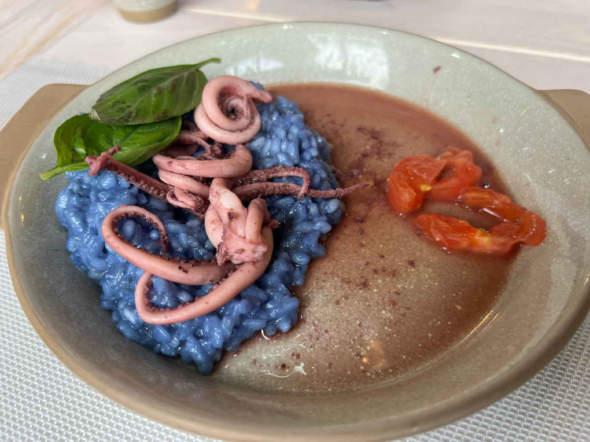 Синее ризотто с командорскими кальмарами