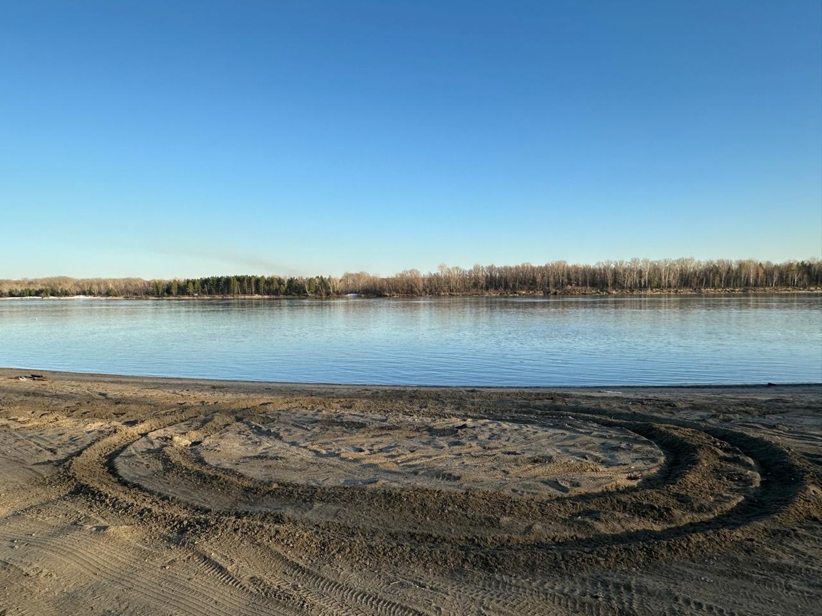 Рыбаки видно просят помощи у Вселенной, рисуют кольца машинами на песке