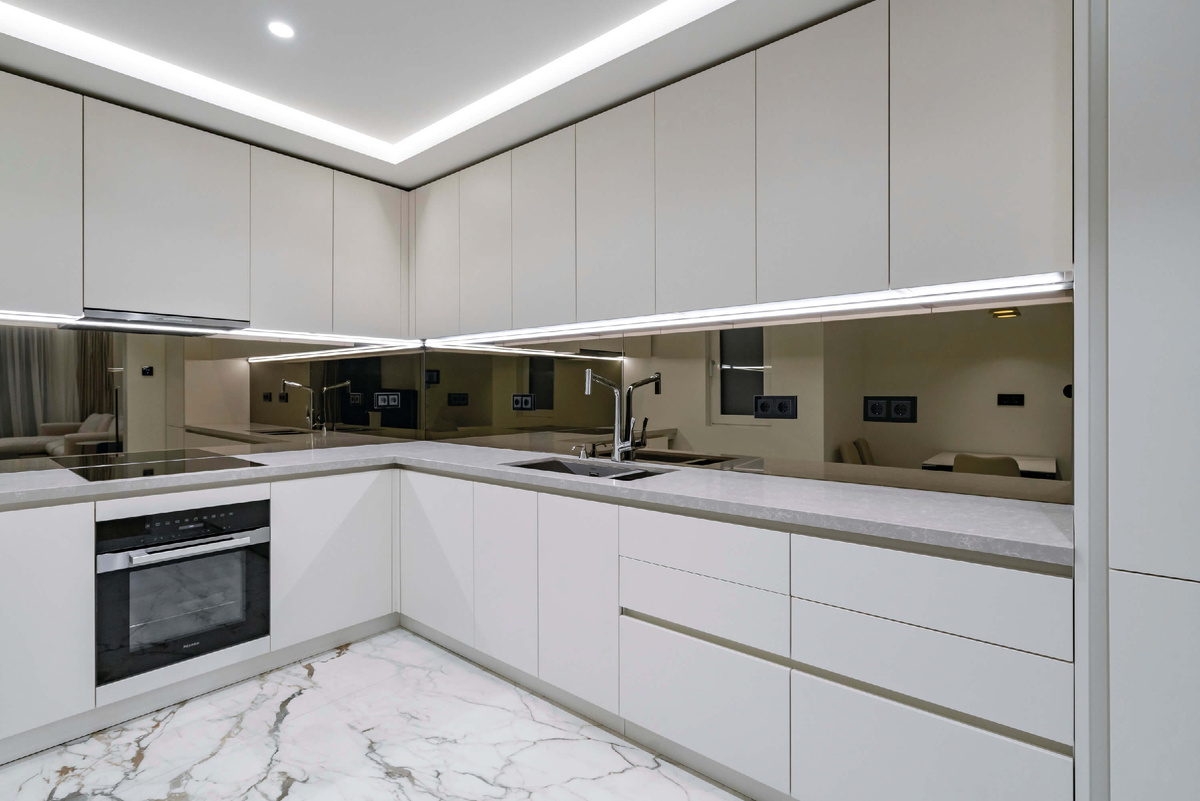 Керамогранит Calacatta Macchia Vecchia на полу кухни