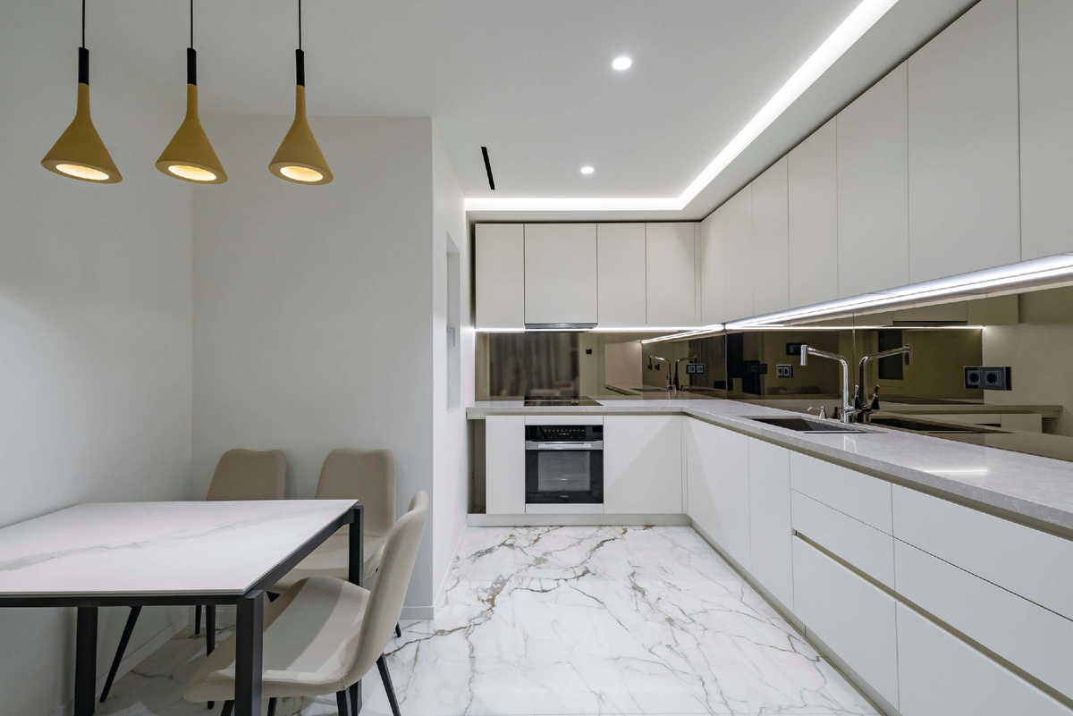 Керамогранит Calacatta Macchia Vecchia на полу кухни