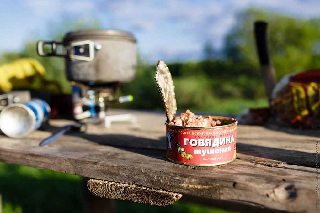 Как разогреть банку тушенки в походных условиях 