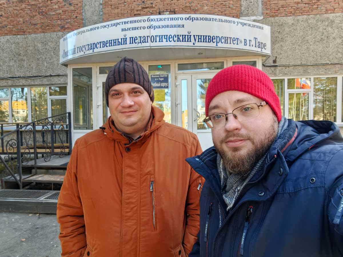 Возле здания Тарского филиала ОмГПУ