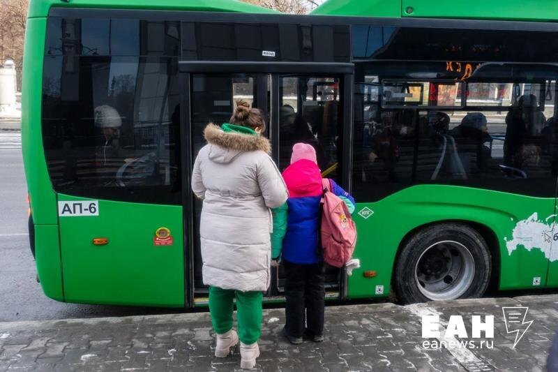    ЕАН / Ребенок готовится сесть в автобус