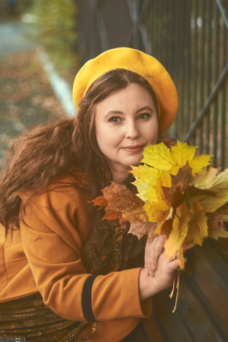 Прекрасная Оля на прогулке.