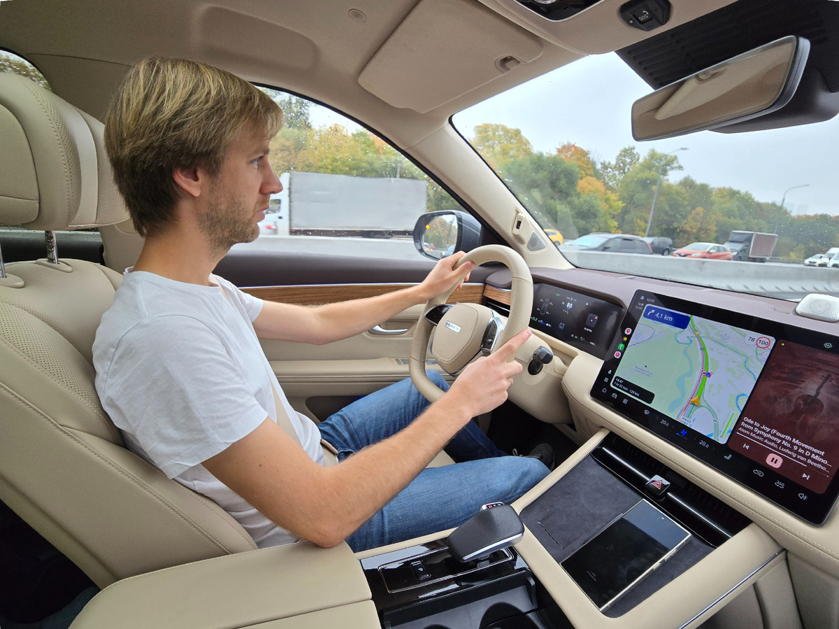 В поездке я решил тестировать Seres M7 - это гибрид, и мне интересно проверить, что выгоднее - электричество или бензин. Почти весь путь туда проехал на электричестве. И потратил примерно 70% заряда. Интересно, сколько будет стоить заряд машины, и сравнить. 