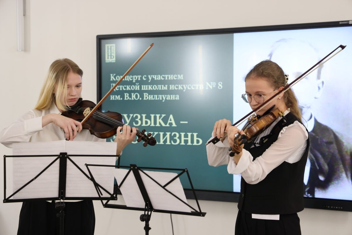    Дуэт скрипок Елизавета Коновалова и Дарья Белова (преподаватели И.В. Лежнёва и Е.Г. Борисова) на открытии фестиваля исполняют «Мелодию» А.Г. Рубинштейна