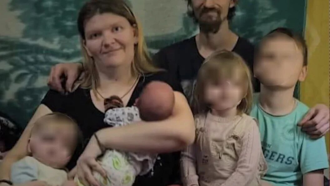    Соседи считают, что семья живет в ужасных условиях. Фото: скриншот программы «Мужское/Женское»